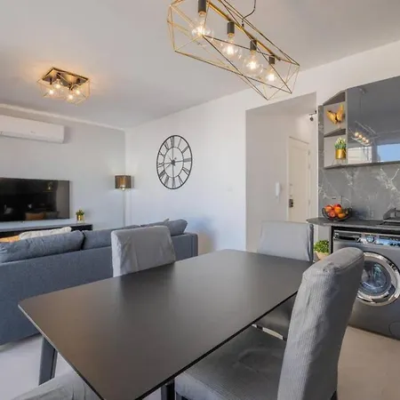 Sea Breeze Apartment *
